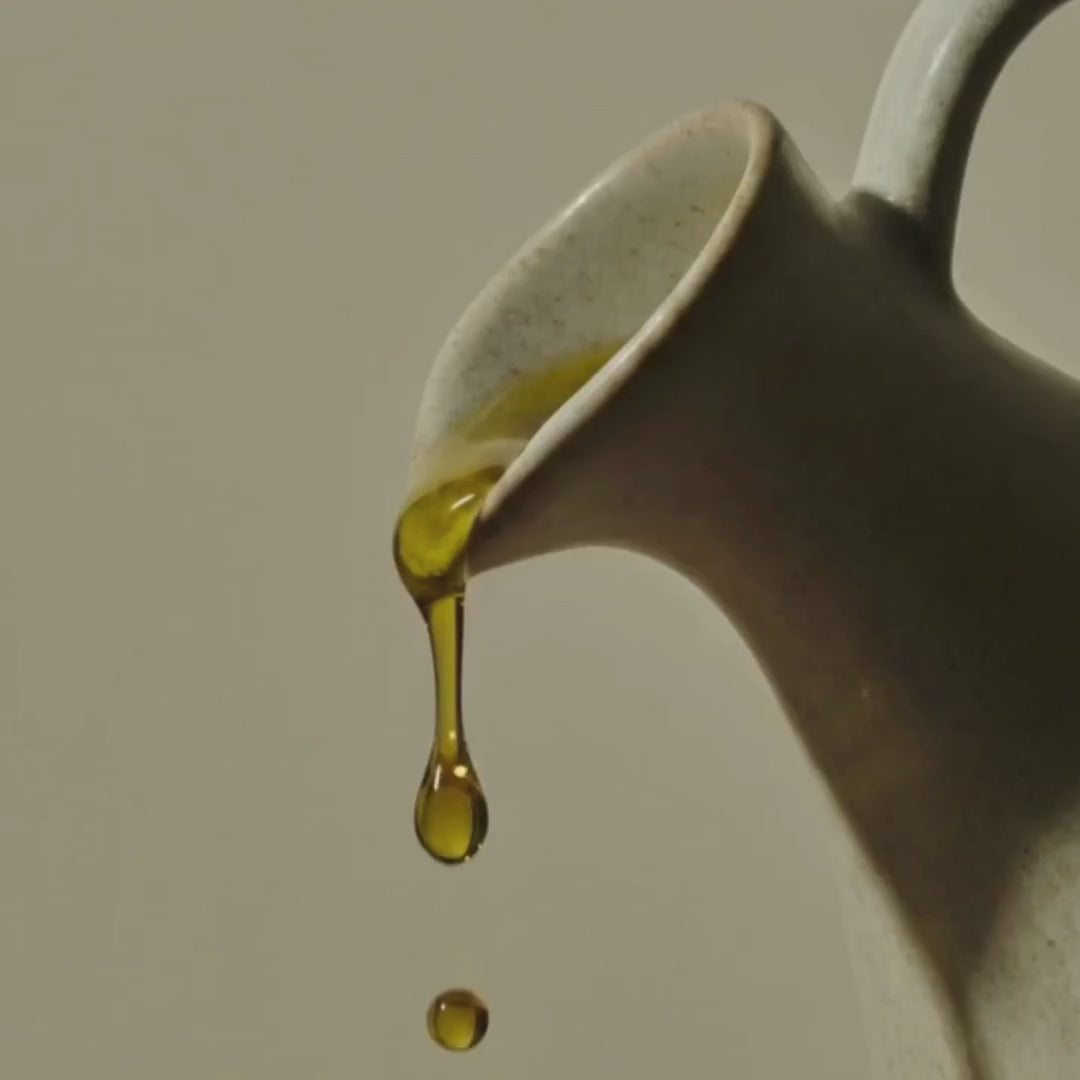 Distributeur d'huile d'olive en grès, versement en vidéo